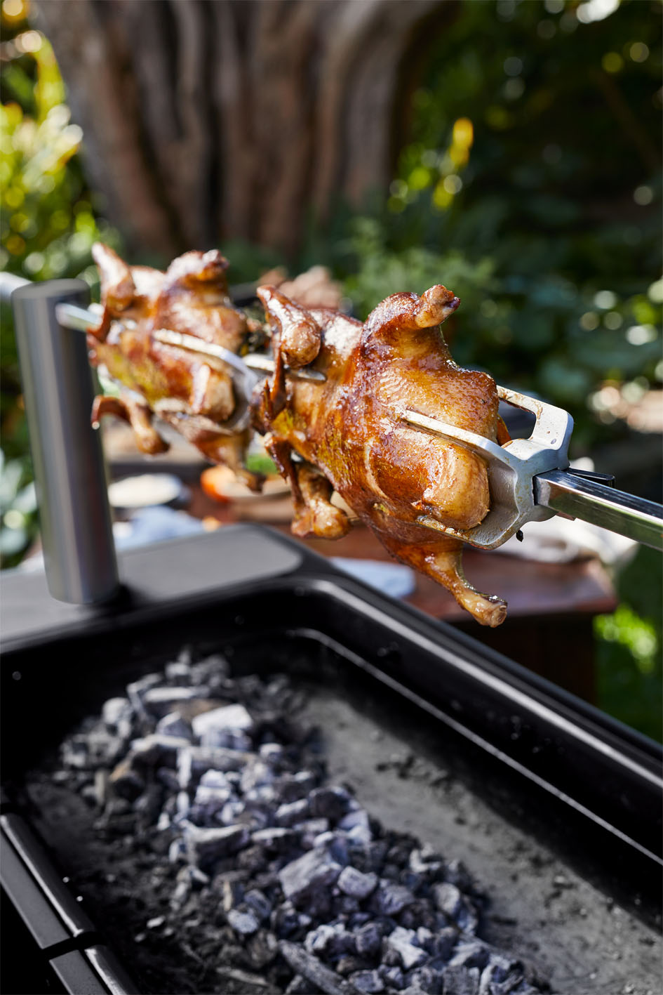 Everdure HUB II Holzkohlegrill Hähnchen am Drehspieß