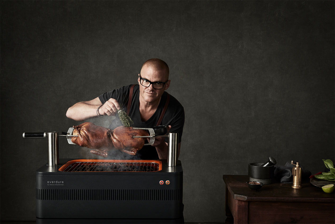 Everdure Fusion Holzkohlegrill & Heston Blumentahl am Grillen