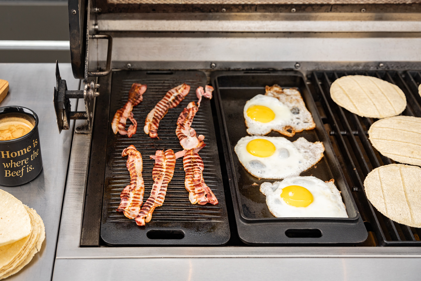 Cast-Iron-Family_0266_PansAndPlates_BaconAndEggs Otto Wilde 8" Gusseisen Pfannen-Set