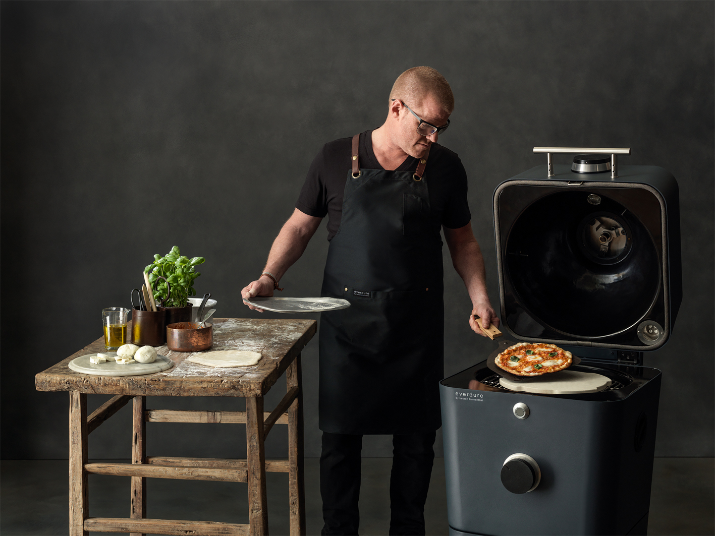 Everdure_4K_Graphite_10 Everdure 4K Outdoor Ofen Graphite by heston blumentahl Pizza