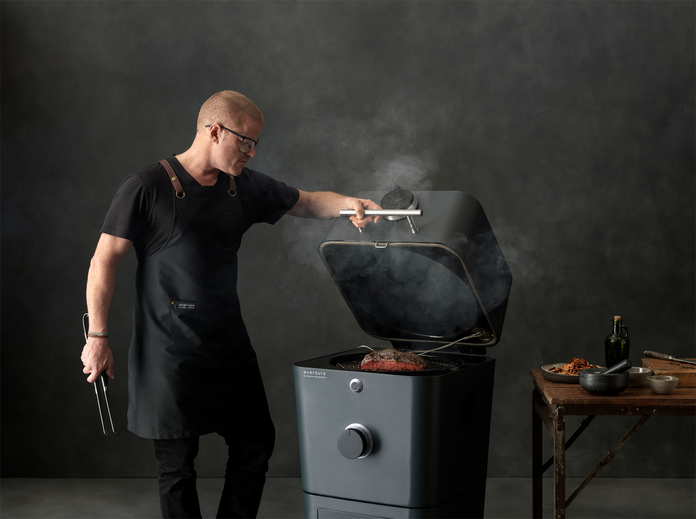 Everdure 4K Outdoor Ofen Graphite by heston blumentahl offener Deckel