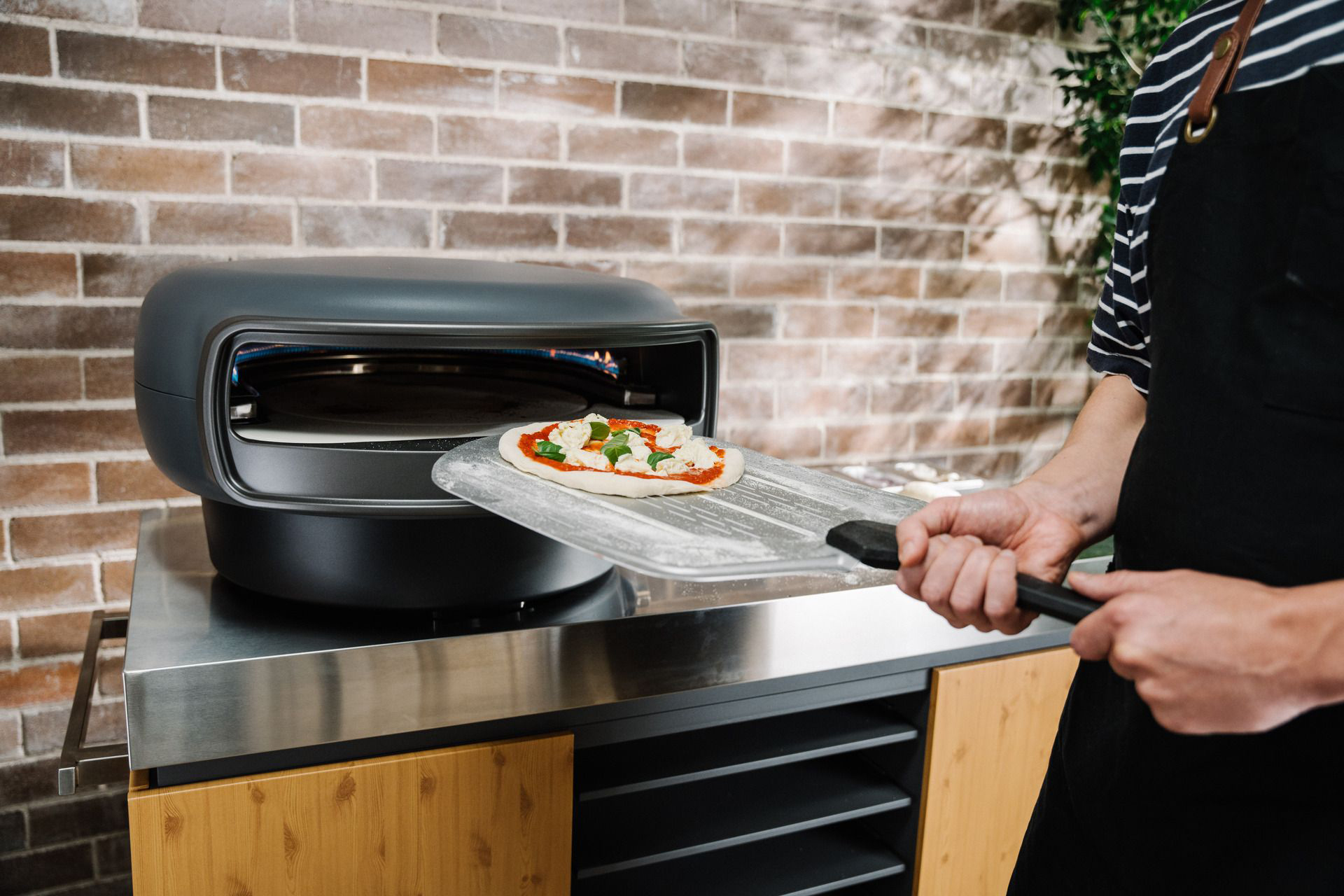 Kilt_Schwarz_5 Everdure KILN Pizzaofen 2-Brenner, Graphite