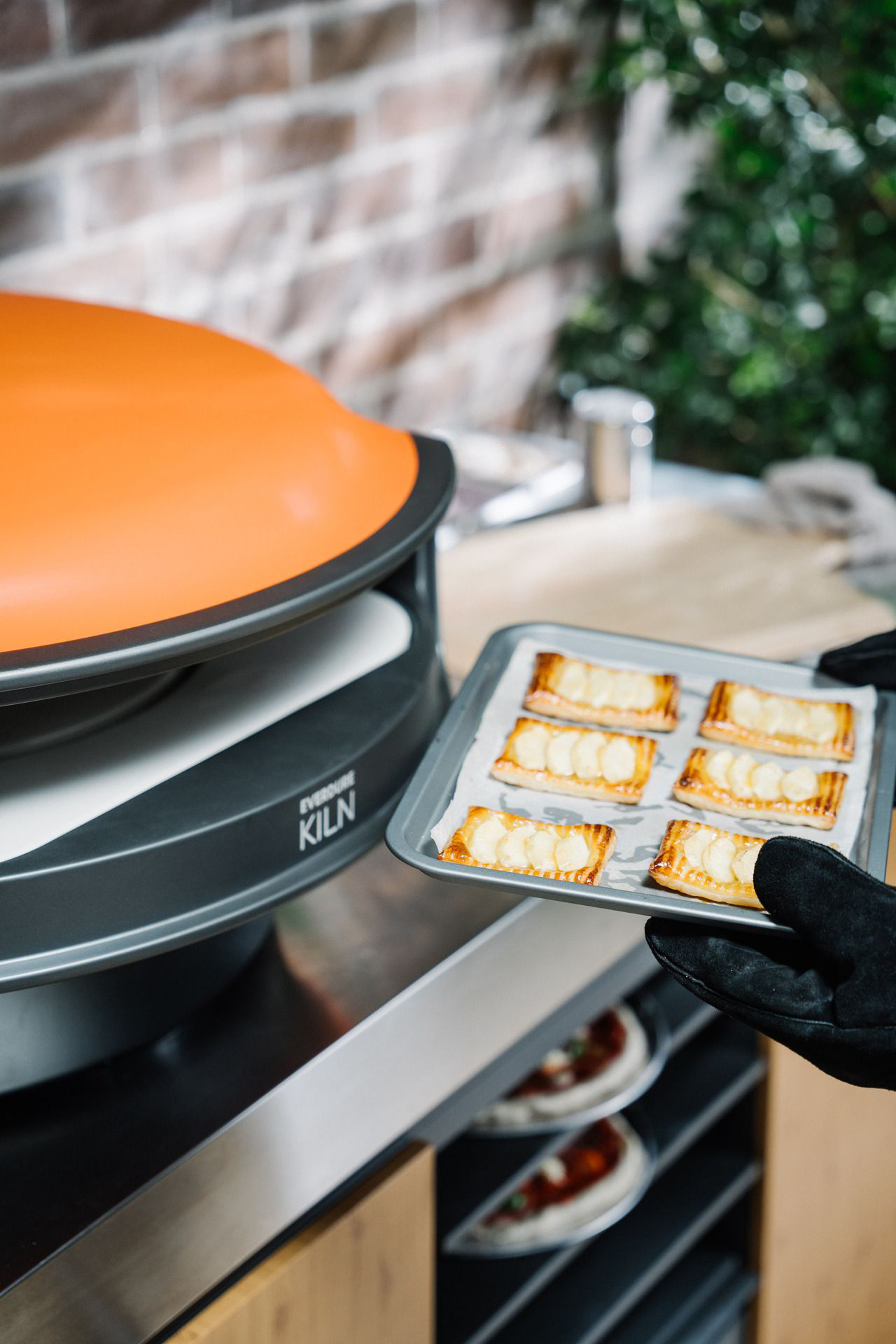 Kilt_Orange_10 Everdure KILN Pizzaofen 2-Brenner, Terracotta