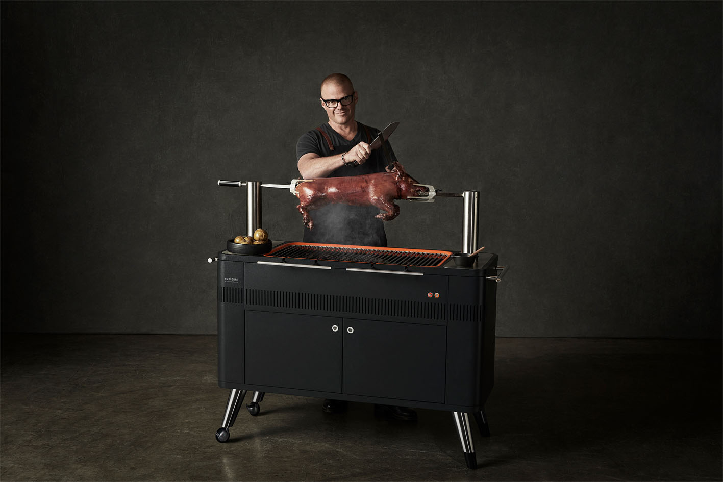 Everdure_HUB_8 Everdure HUB Holzkohlegrill & Heston Blumenthal Drehspieß