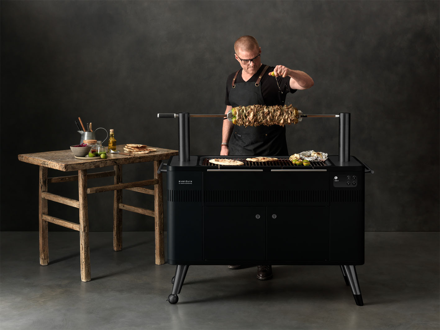 Everdure HUB II Holzkohlegrill Drehspieß