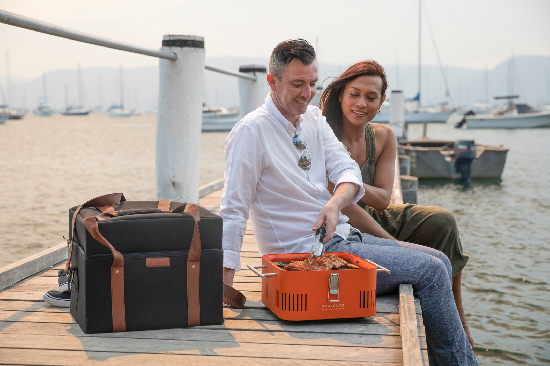 Everdure CUBE Holzkohlegrill, Orange - Beispielbild - Tasche nicht im Lieferumfang enthalten!