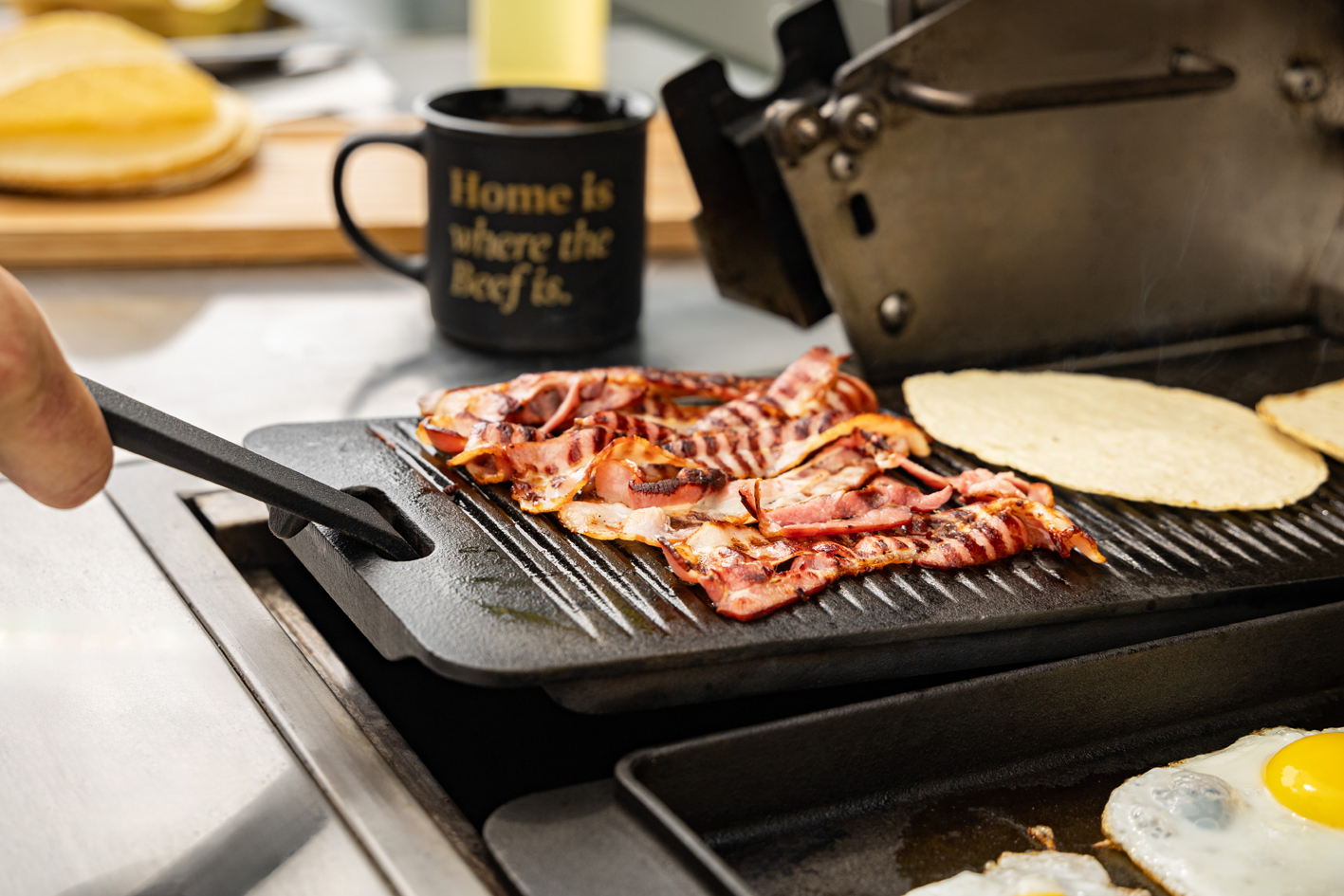 Cast-Iron-Family_0275_PansAndPlates_BaconAndEggs Otto Wilde 8" Gusseisen Pfannen-Set