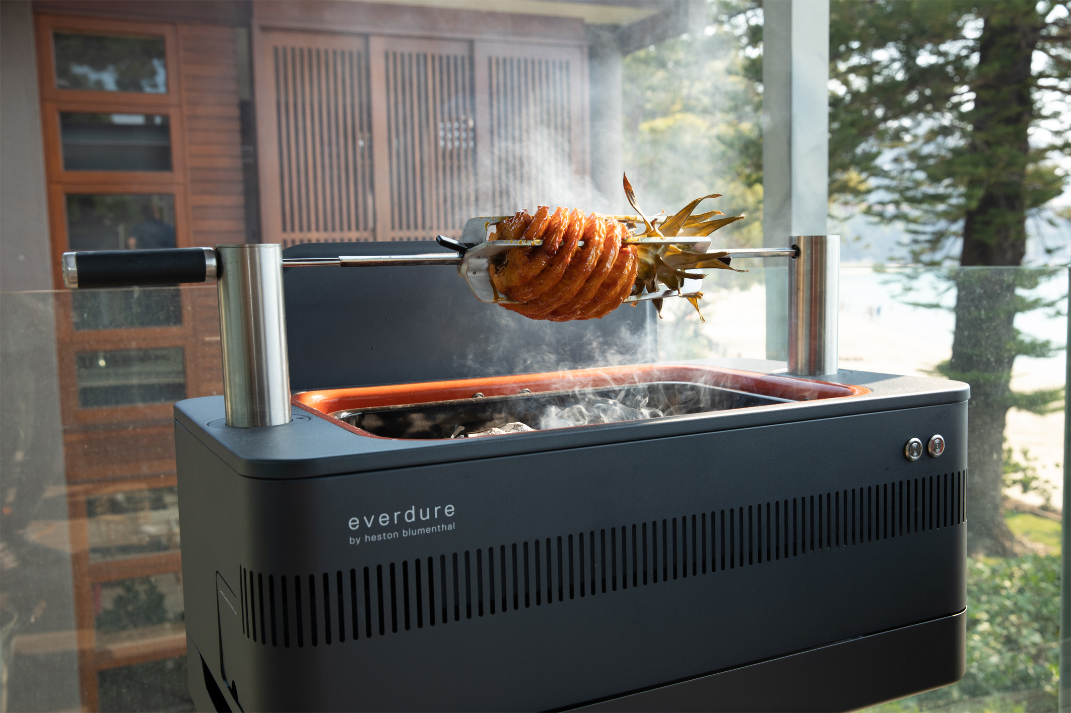 Fusion_Stimmungsbild Everdure Fusion Holzkohlegrill