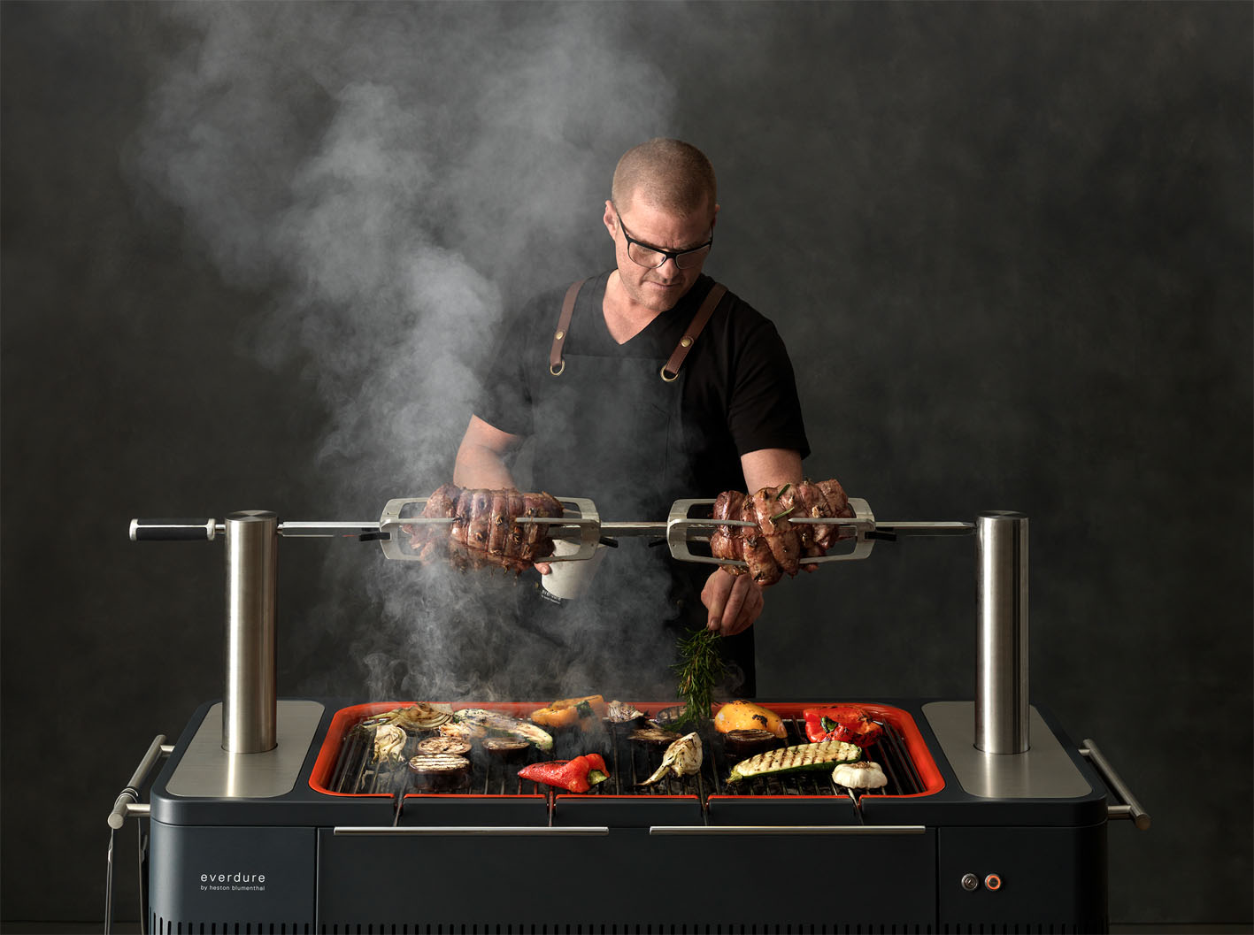 Everdure HUB Holzkohlegrill & Heston Blumenthal mit Spieß