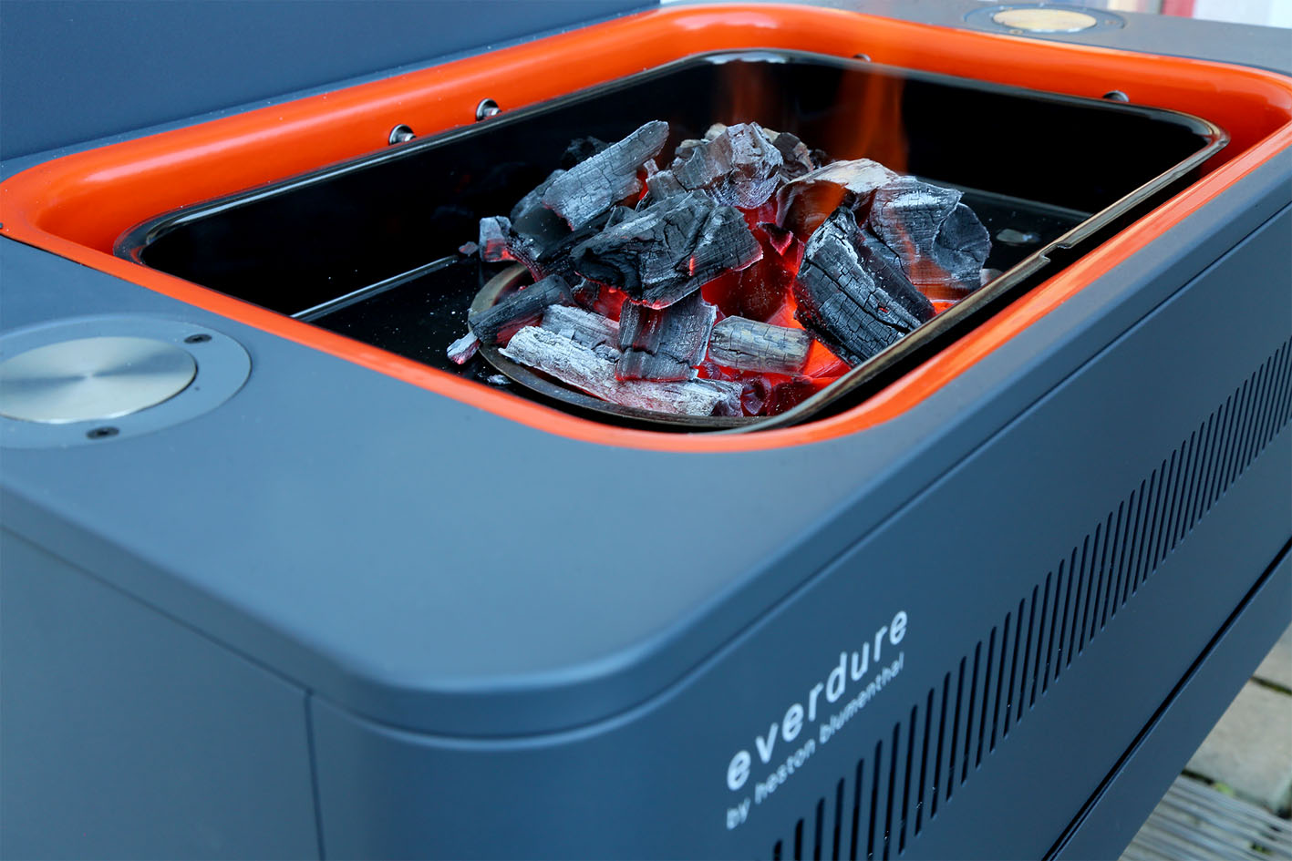Everdure_Fusion_8 Everdure Fusion Holzkohlegrill Anzünden