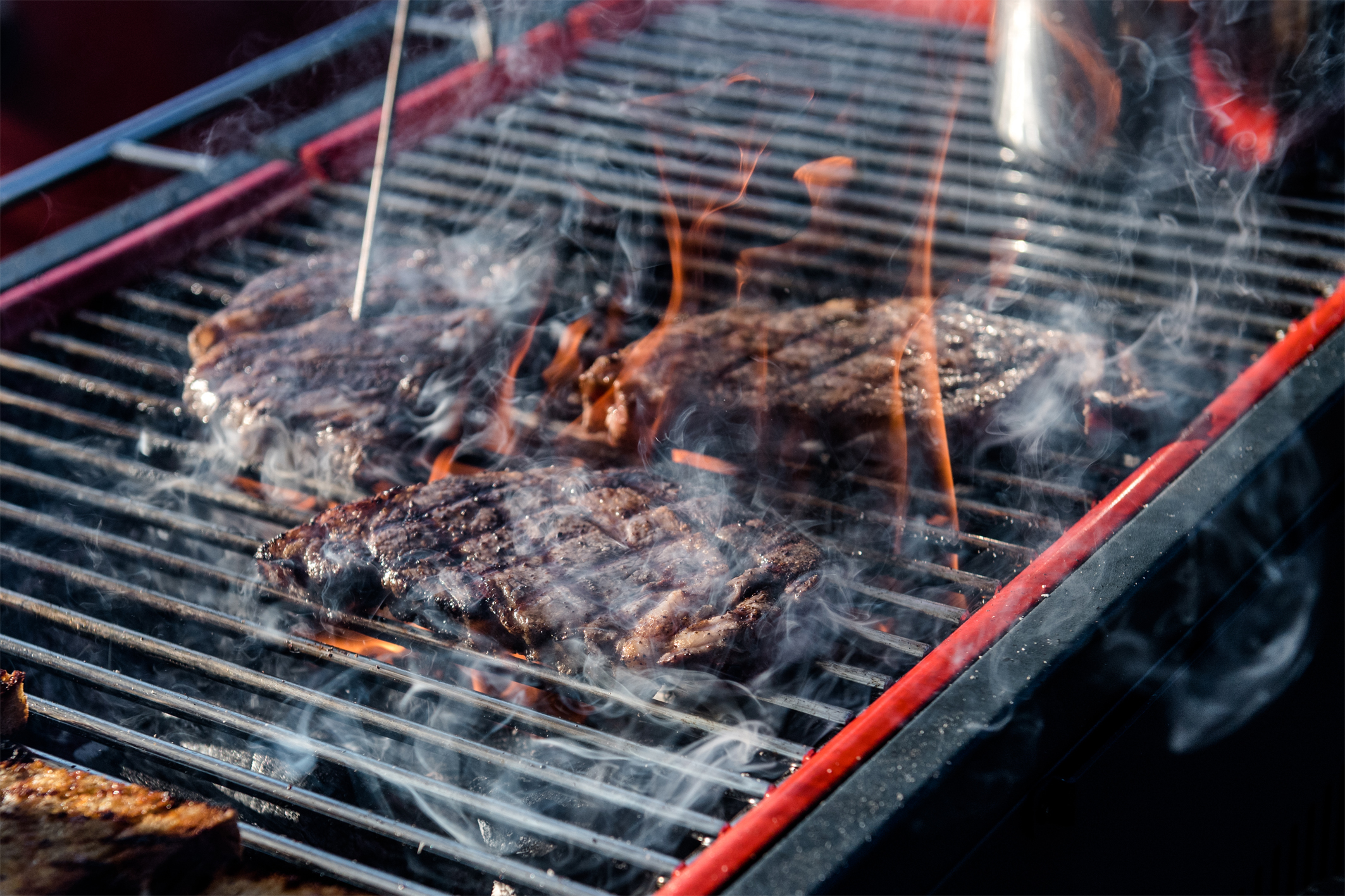 HUB_1 Everdure HUB Holzkohlegrill