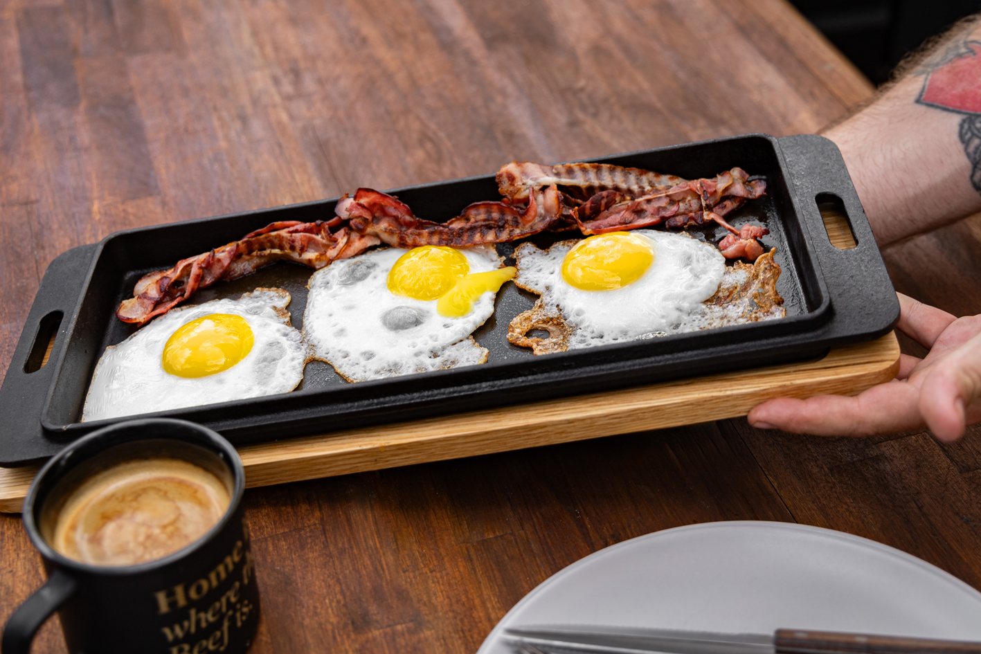 Cast-Iron-Family_0293_PansAndPlates_BaconAndEggs Otto Wilde 8" Gusseisen Pfannen-Set